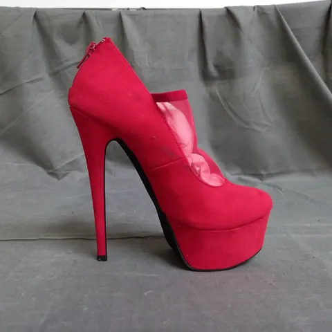 APPROXIMATELY 9 PAIRS OF MODERN RUSH RED SUEDE HEELED PLATFORM SHOES IN VARIOUS SIZES TO INCLUDE SIZE 6.5