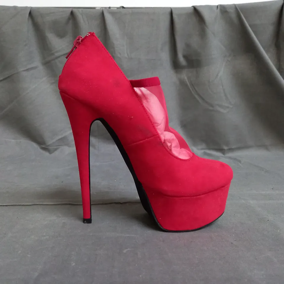 APPROXIMATELY 9 PAIRS OF MODERN RUSH RED SUEDE HEELED PLATFORM SHOES IN VARIOUS SIZES TO INCLUDE SIZE 6.5