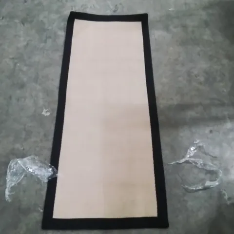 QUALITY DESIGNER AREA RUG - APPROXIMATELY 160X60CM