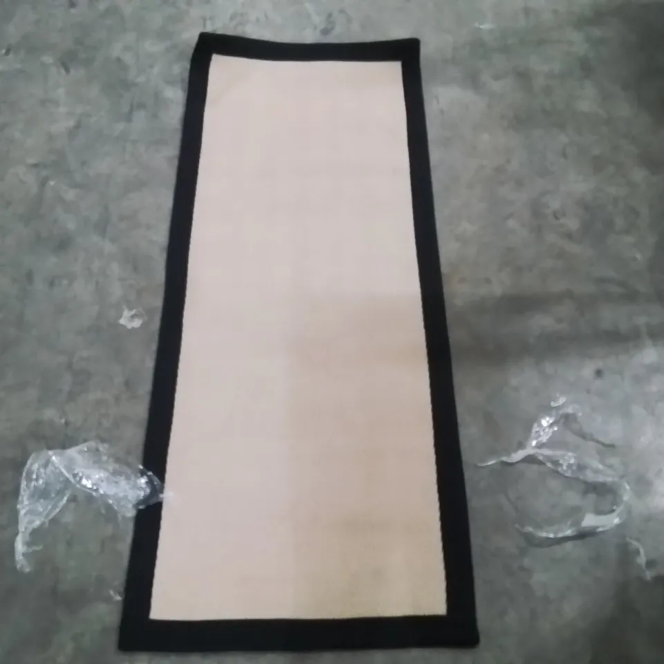 QUALITY DESIGNER AREA RUG - APPROXIMATELY 160X60CM