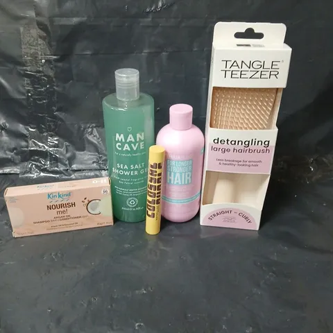 APPROXIMATEY 20 ASSORTED HEALTH AND BEAUTY PRODUCTS TO INCLUDE TANGLE TEEZER HAIR BRUSH, MAN CAVE SHOWER GEL AND MAYBELLINE MASCARA