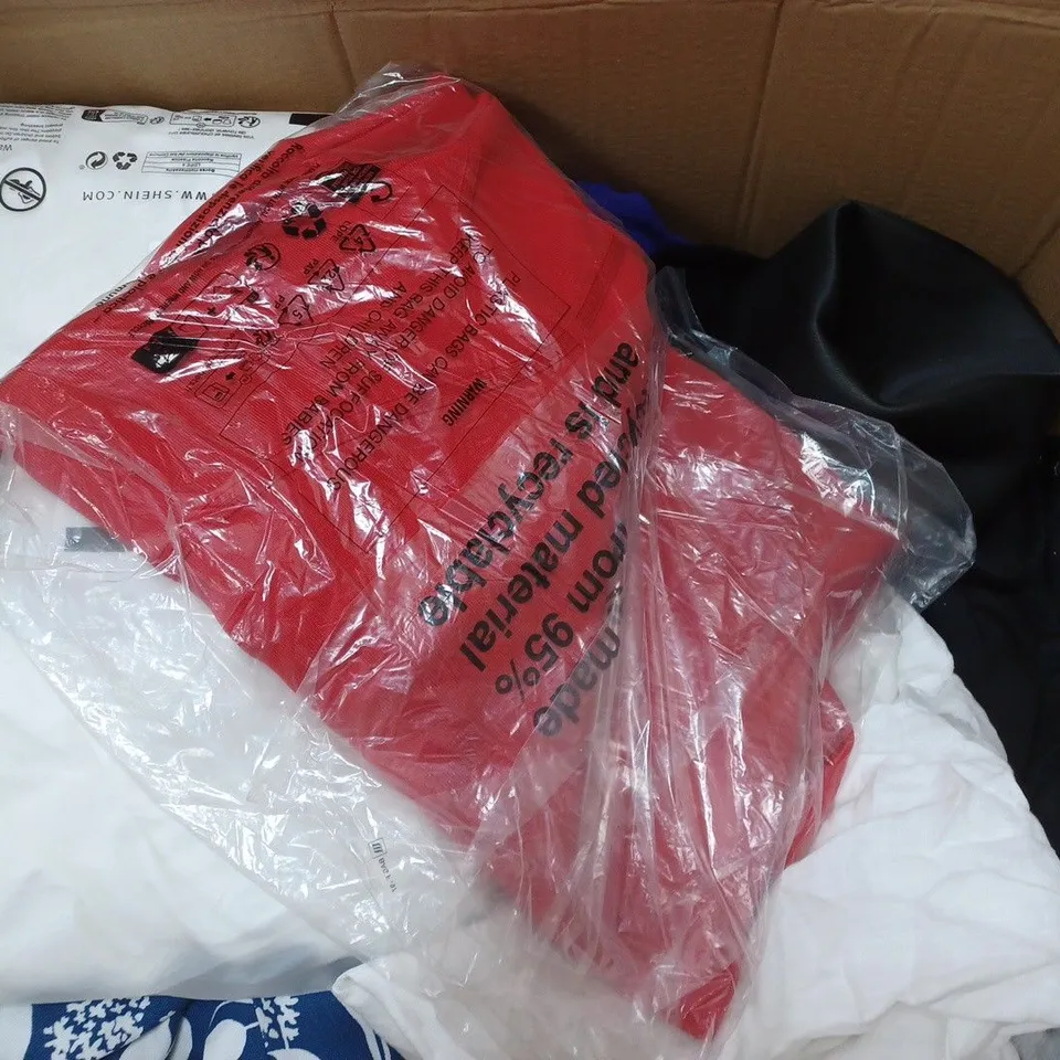 BOX OF APPROXIMATELY 25 ASSORTED CLOTHING ITEMS TO INCUDE - HAT , HOODIE , T-SHIRT ETC