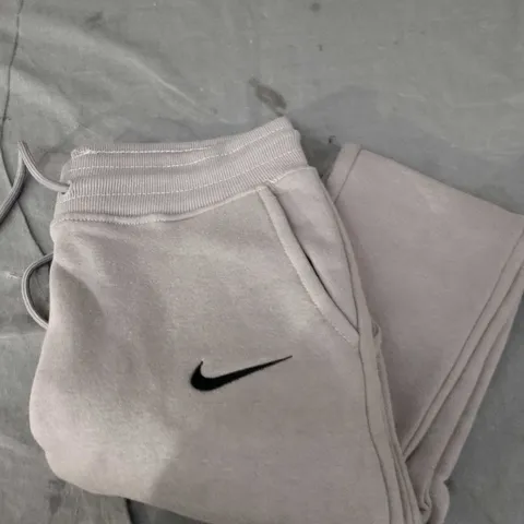NIKE GREY SWEATPANTS – SIZE M