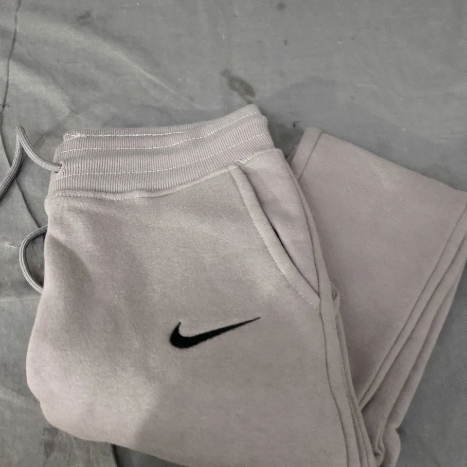 NIKE GREY SWEATPANTS – SIZE M