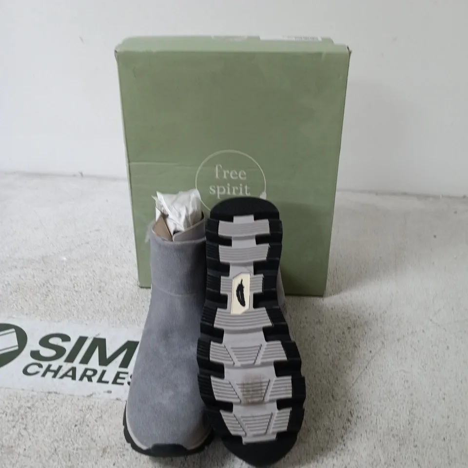 FREE SPIRIT WOMEN'S GREY WINTER BOOT WITH FUR LINING - UK 5 