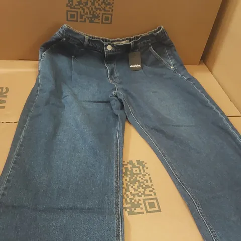 BOX CONTAINING APPROXIMATELY 16x BRAND NEW SIMPLY BE MID BLUE PLEAT DETAIL JEANS - SIZE 14R