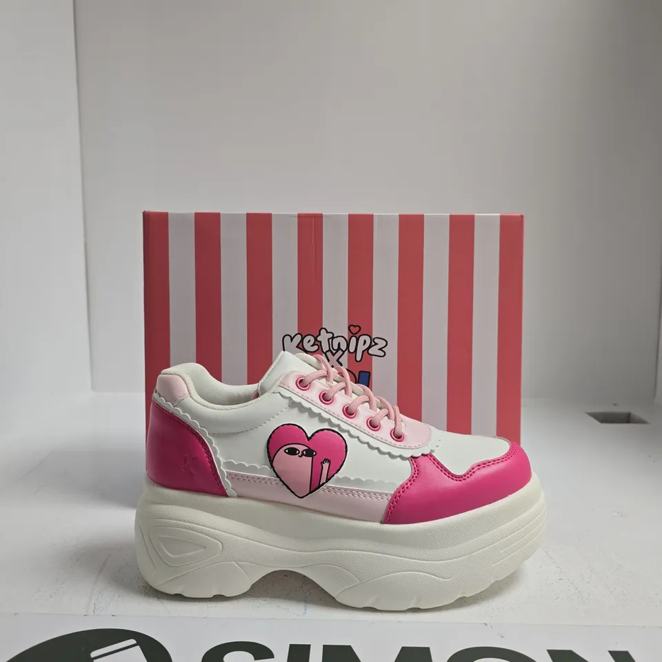 KETNIPZ X KOI HEART LOGO PLATFORM TRAINERS – PINK/WHITE US SIZE 8