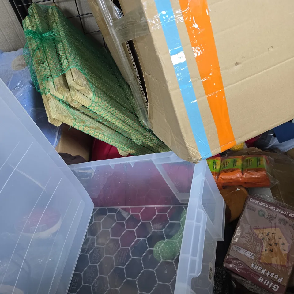 PALLET OF ASSORTED ITEMS TO INCLUDE CLOTHING & HOUSEHOLD ITEMS