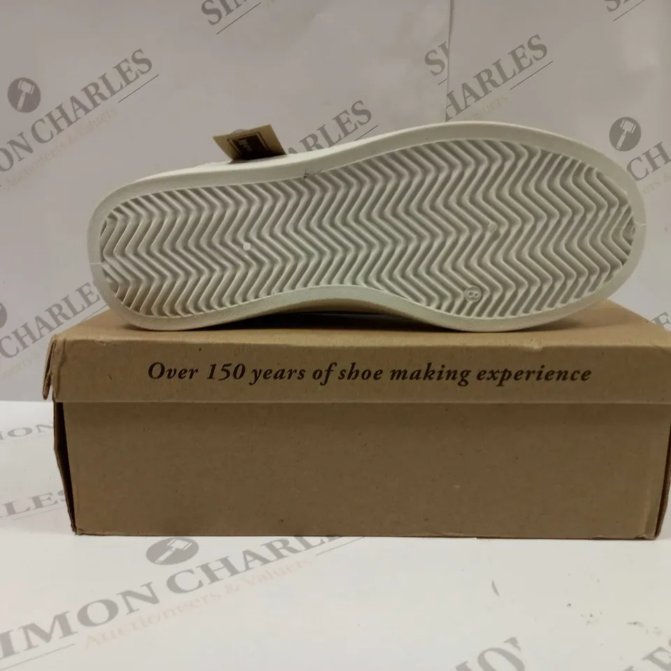 BOXED PAIR OF CUSHION WALK TRAINERS IN IVORY - SIZE 8