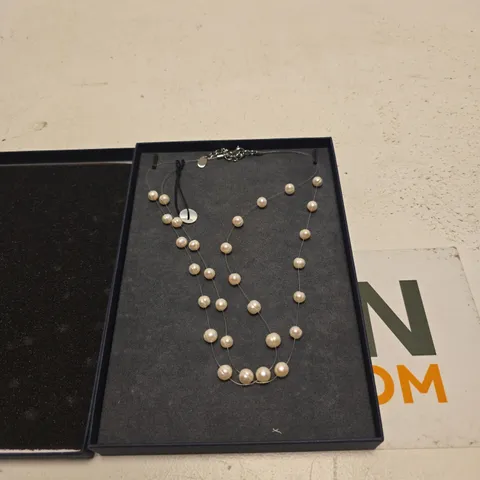 LARA PEARL PEARL NECKLACE – NAVY PRESENTATION BOX