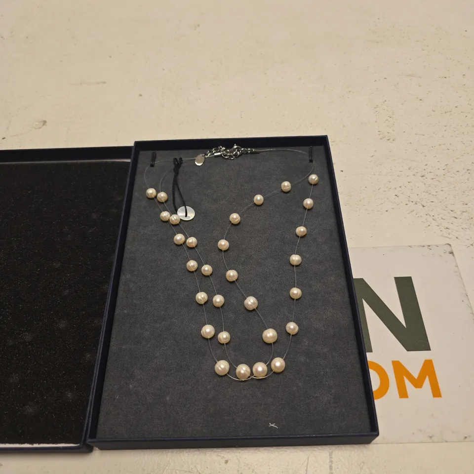 LARA PEARL PEARL NECKLACE – NAVY PRESENTATION BOX
