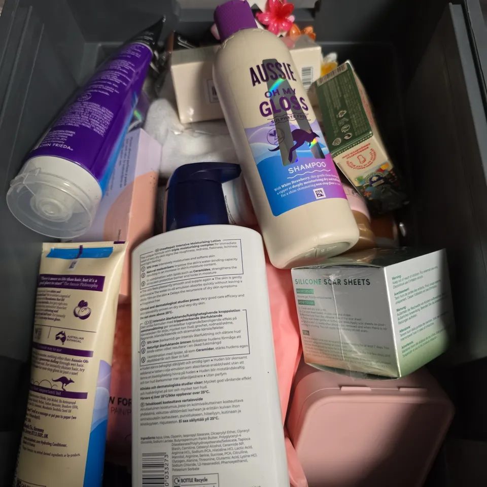 APPROXIMATELY 20 ASSORTED HEALTH AND BEAUTY PRODUCTS INCLUDING JOHN FRIEDA FRIZZ EASE , AUSSIE SHAMPOO AND HERBAL ESSENCES SHAMPOO