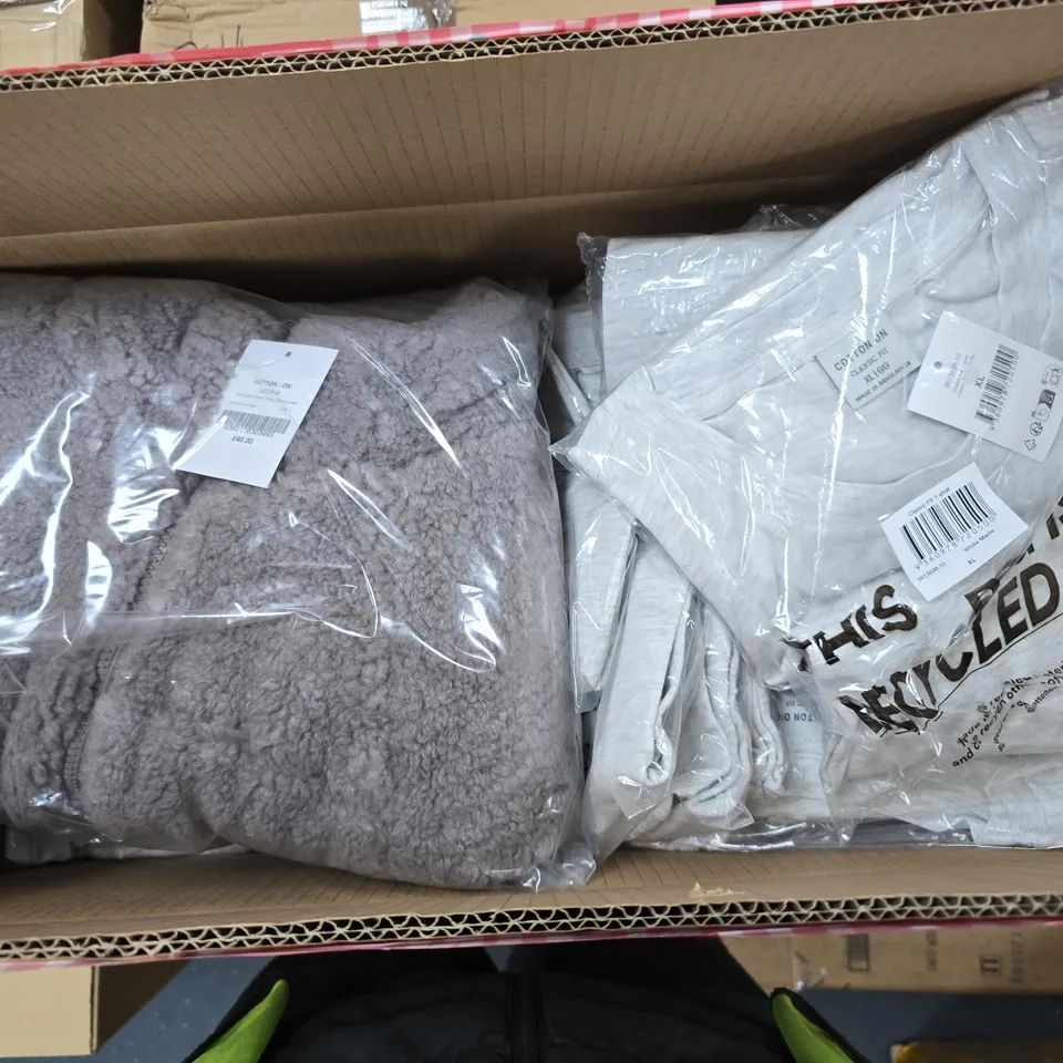 APPROXIMATELY 25 ASSORTED CLOTHING ITEMS IN VARIOUS SIZES, COLOURS & STYLES TO INCLUDE CLASSIC FIT T-SHIRT, CROPPED PUFFER SHERPA JACKET, ETC