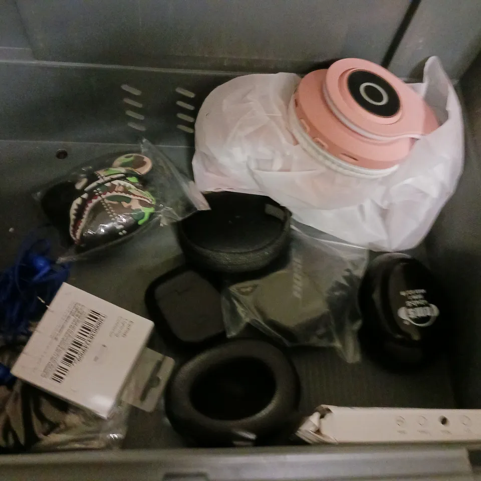 LOT OF APPROXIMATELY 15 ASSORTED AUDIO TECH ITEM TO INCLUDE ASSORTED HEADPHONES AND EARPHONES