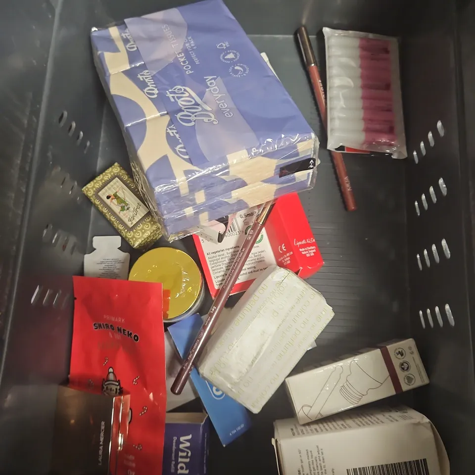 APPROXIMATEY 20 ASSORTED HEALTH AND BEAUTY PRODUCTS TO INCLUDE - SCHWARZKOPF BONACURE COLOUR FREEZE SHAMPOO - ISIO DIY LASH KIT - MUA PEPTIDE LIP OIL - ETC