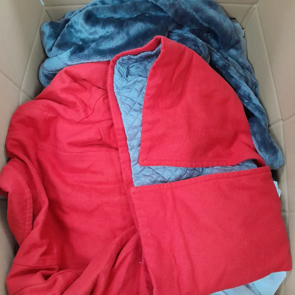 BOX OF APPROX. 20 CLOTHING ITEMS TO INCLUDE - JEANS , JUMPER , COATS ETC