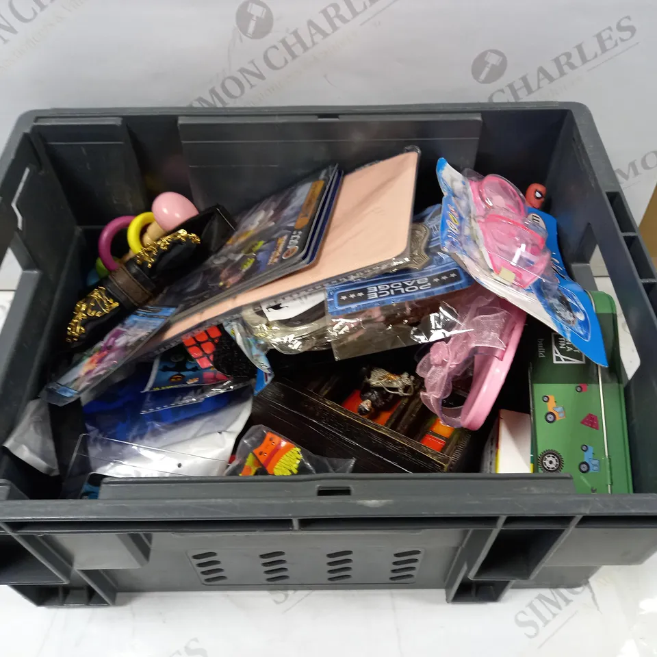 LARGE QUANTITY OF ASSORTED TOYS AND ACCESSORIES TO INCLUDE; OVERSIZED POKEMON CARDS, SPIDERMAN FIGURINES, TRACTOR IN A TIN AND LUMOUS GOGGLES