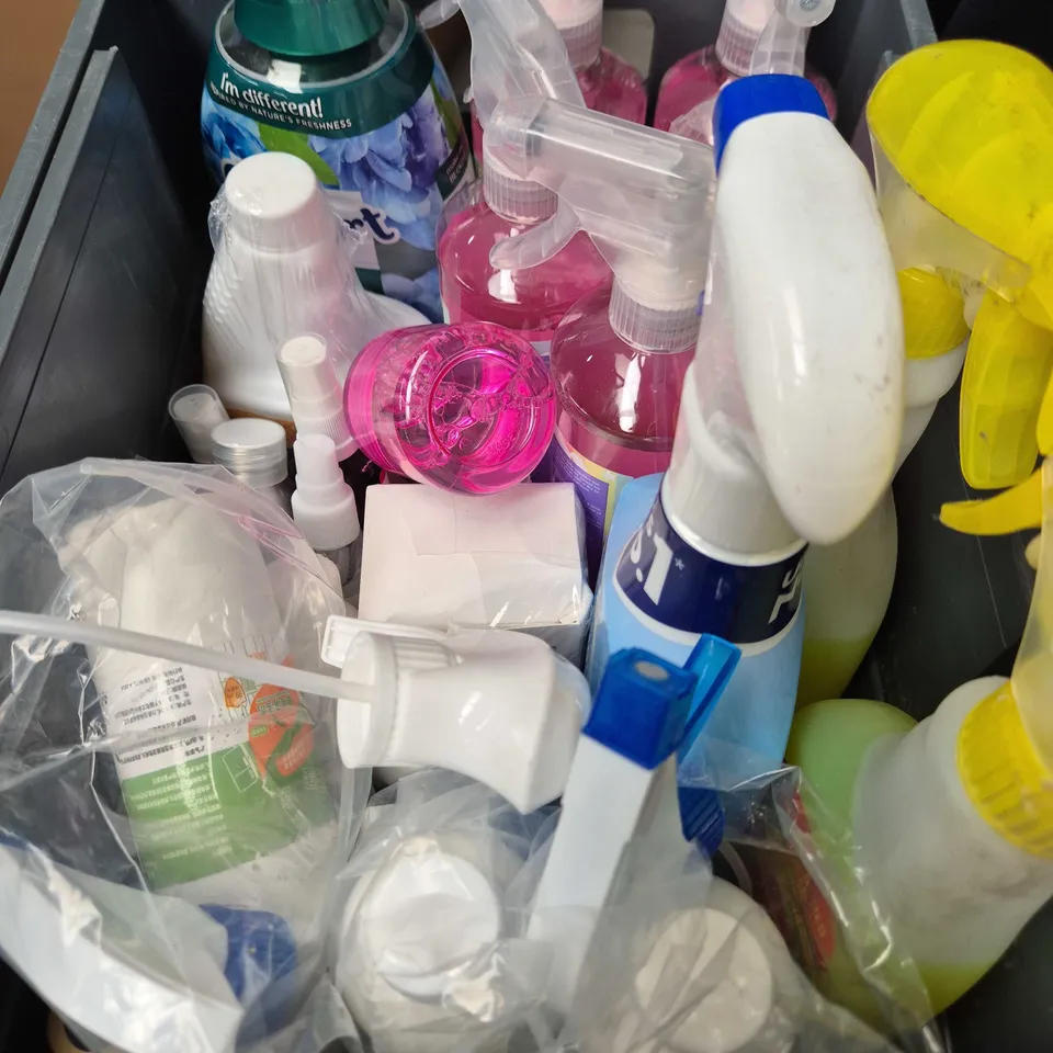 APPROXIMATELY 10 ASSORTED HOUSEHOLD PRODUCTS TO INCLUDE CLEANING SPRAY, FABRIC CONDITIONER ETC 