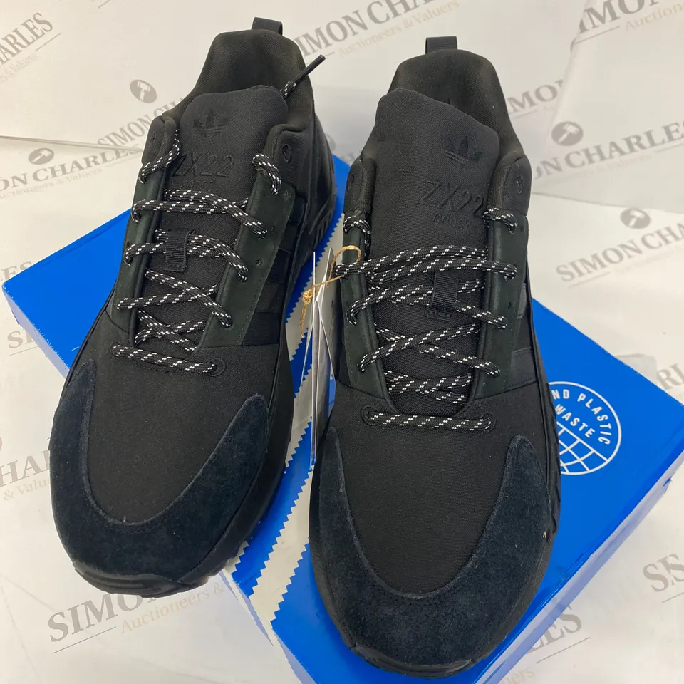 BOXED PAIR OF ADIDAS ZX 22 BOOST BLACK TRIANERS SIZE 9.5