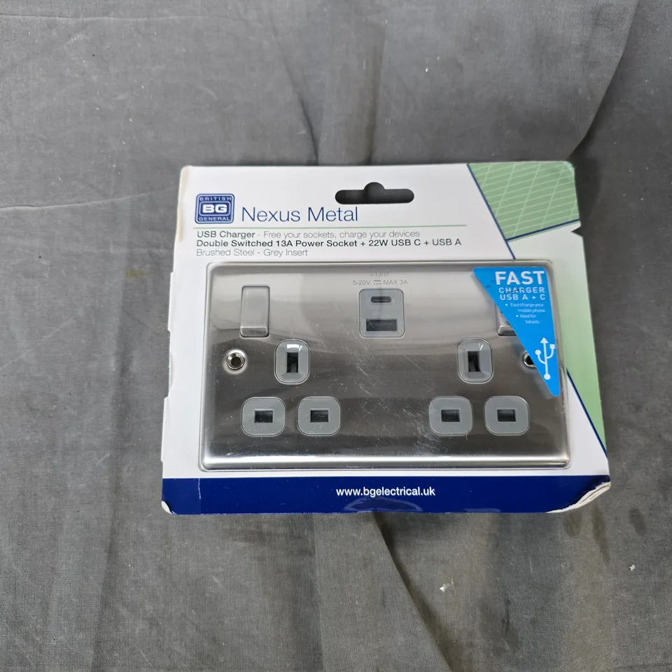 NEXUS METAL USB POWER STRIP WITH 6 UK SOCKETS & USB PORTS – BOXED