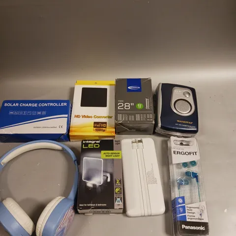 APPROXIMATELY 15 ASSORTED ELECTRICAL PRODUCTS TO INCLUDE HEADPHONES, LED NIGHT LIGHT, MINI CASSETTE PLAYER ETC