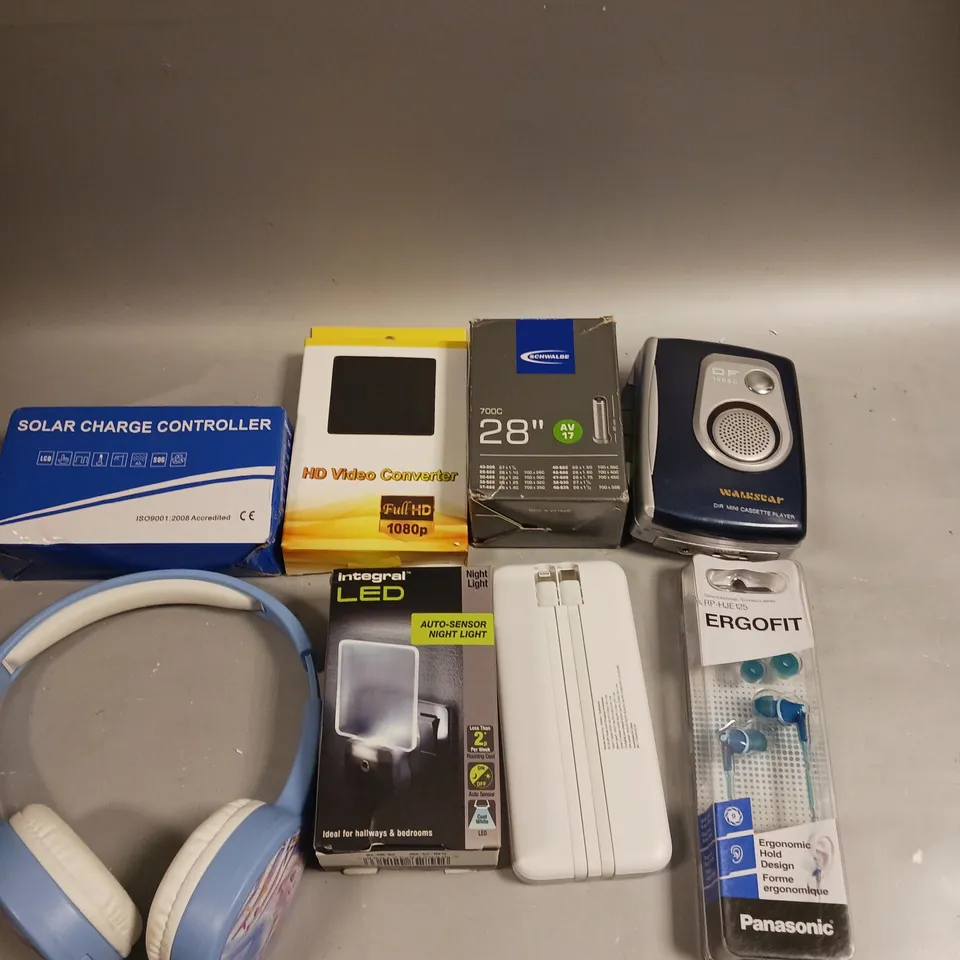 APPROXIMATELY 15 ASSORTED ELECTRICAL PRODUCTS TO INCLUDE HEADPHONES, LED NIGHT LIGHT, MINI CASSETTE PLAYER ETC