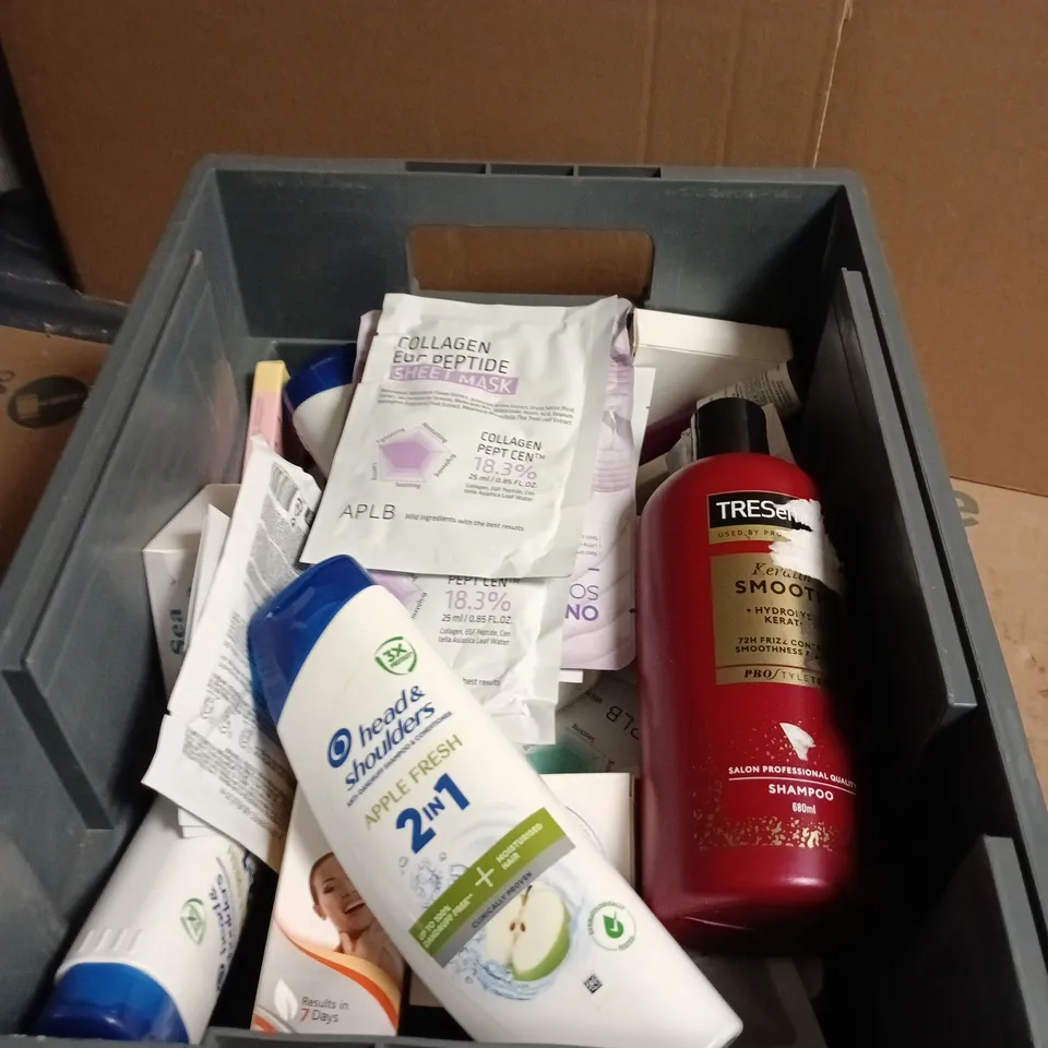 APPROXIMATELY 20 ASSORTED COSMETIC ITEMS INCLUDING HEAD & SHOULDERS SHAMPOO , TRESEMME SHAMPOO AND KOJIC CLEAR 