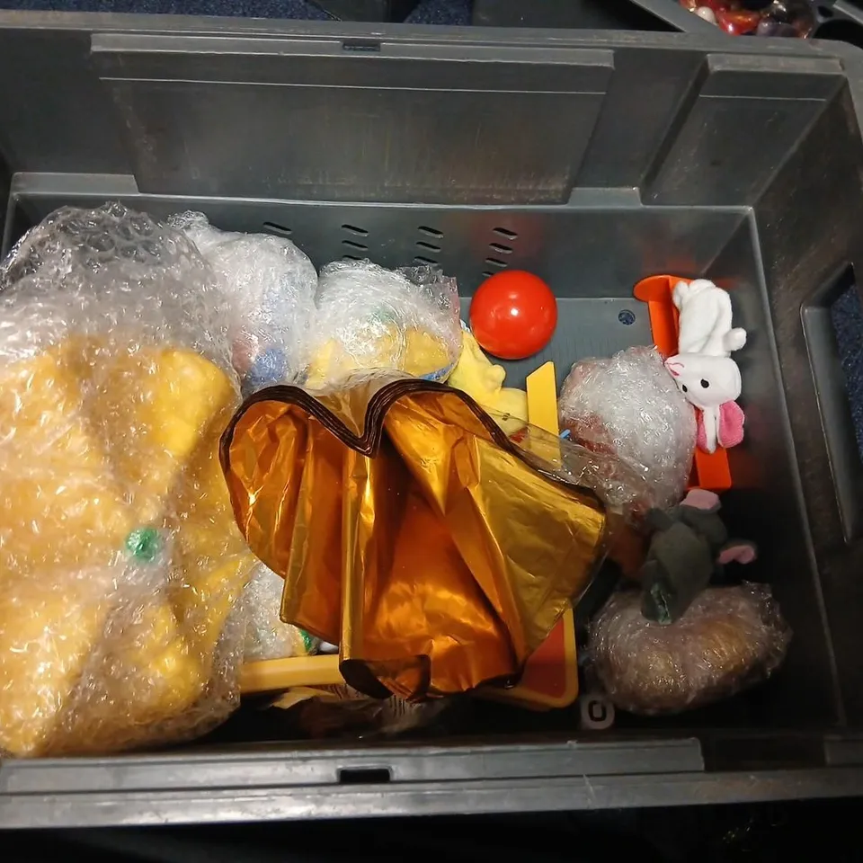 LARGE QUANTITY OF ASSORTED TOYS AND ACCESSORIES TO INCLUDE; DISNEY PINS 25 MYSTERY PIN SET, MONSTER ZAP, WATER GUN AND SHOE CHARMS