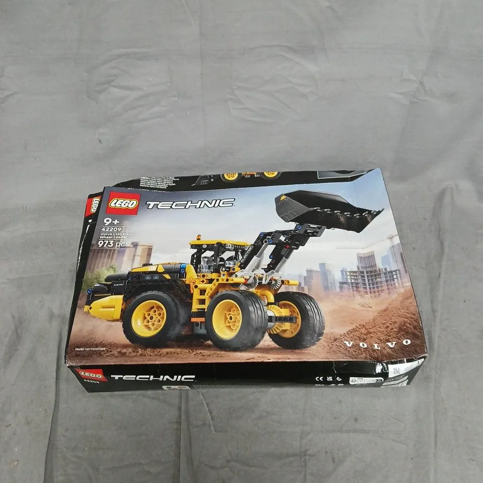 LEGO TECHNIC VOLVO L120 ELECTRIC WHEEL LOADER SET 42209 – 973 PCS (AGE 9+)