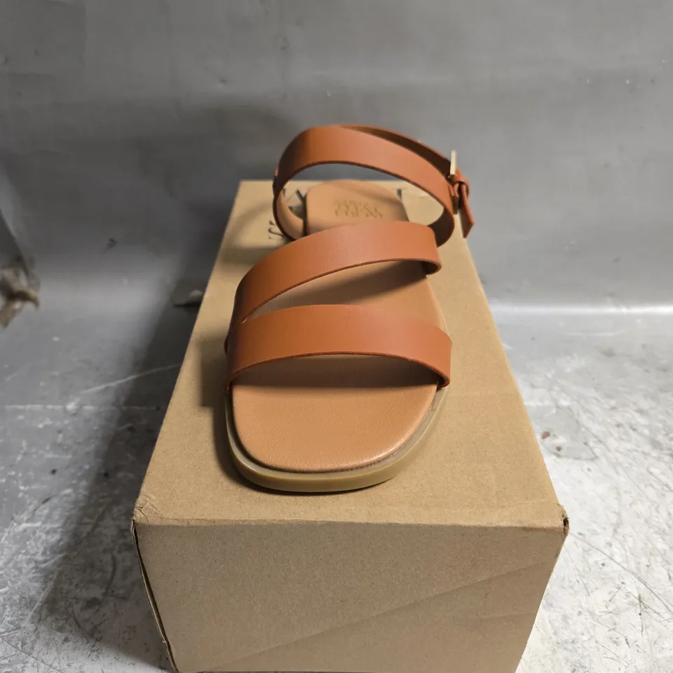 BOXED WHERES THAT FROM OPEN TOAD SANDALS SIZE UNSPECIFIED 