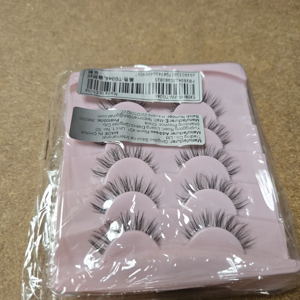 APPROXIMATELY 20 ASSORTED COSMETIC ITEMS INCLUDING JOHNSONS BABY POWDER , FALSE EYELASHES AND CLEANING WIPES FOR HEARING AIDS 