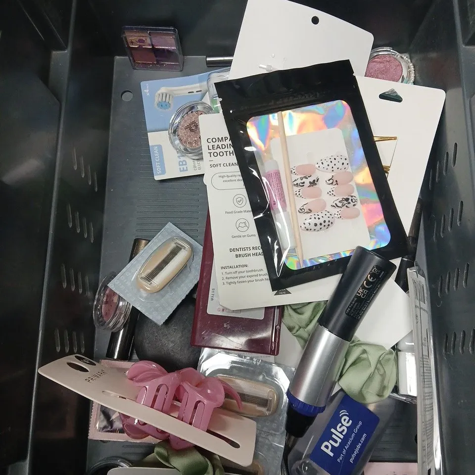 APPROXIMATEY 20 ASSORTED HEALTH AND BEAUTY PRODUCTS TO INCLUDE NEUTROGENA HAND CREAM, MICELLAR WIPES  AND HAIR CLIPS
