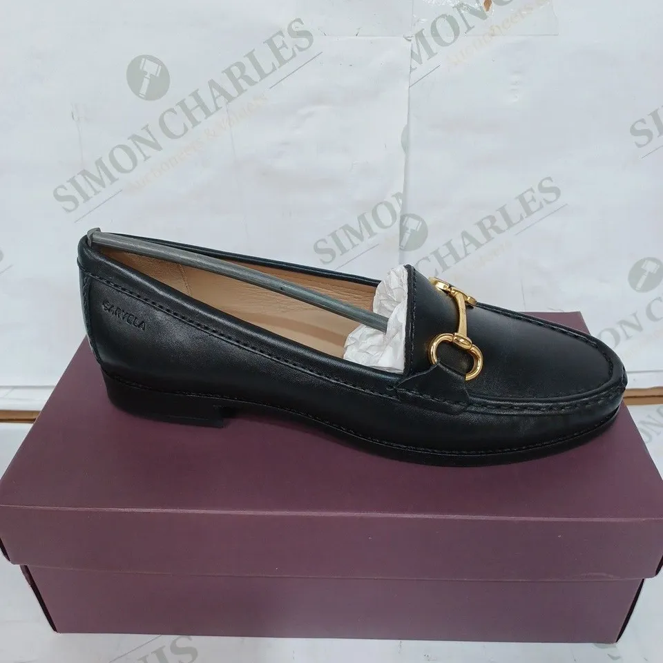 BOXED PAIR OF WOMEN'S CARVELA CLICK LEATHER FLATS - BLACK / SIZE: 39 EU 