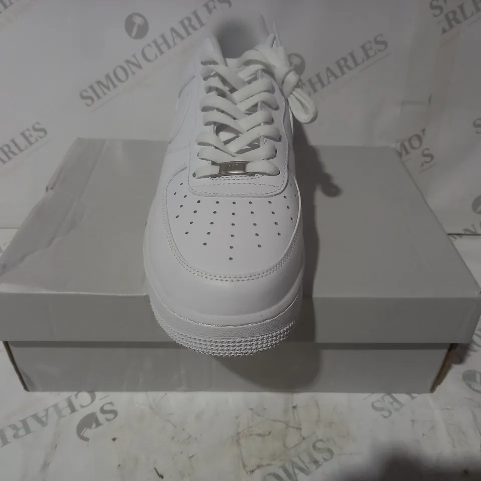 BOXED PAIR OF NIKE AIR FORCE 1 '07 SHOES IN WHITE UK SIZE 11