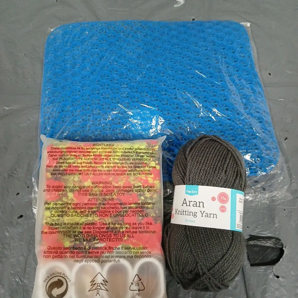 APPROXIMATELY 15 ASSORTED HOUSEHOLD ITEMS TO INCLUDE NON SLIP MAT, YARN, SHOWER CURTAIN ETC