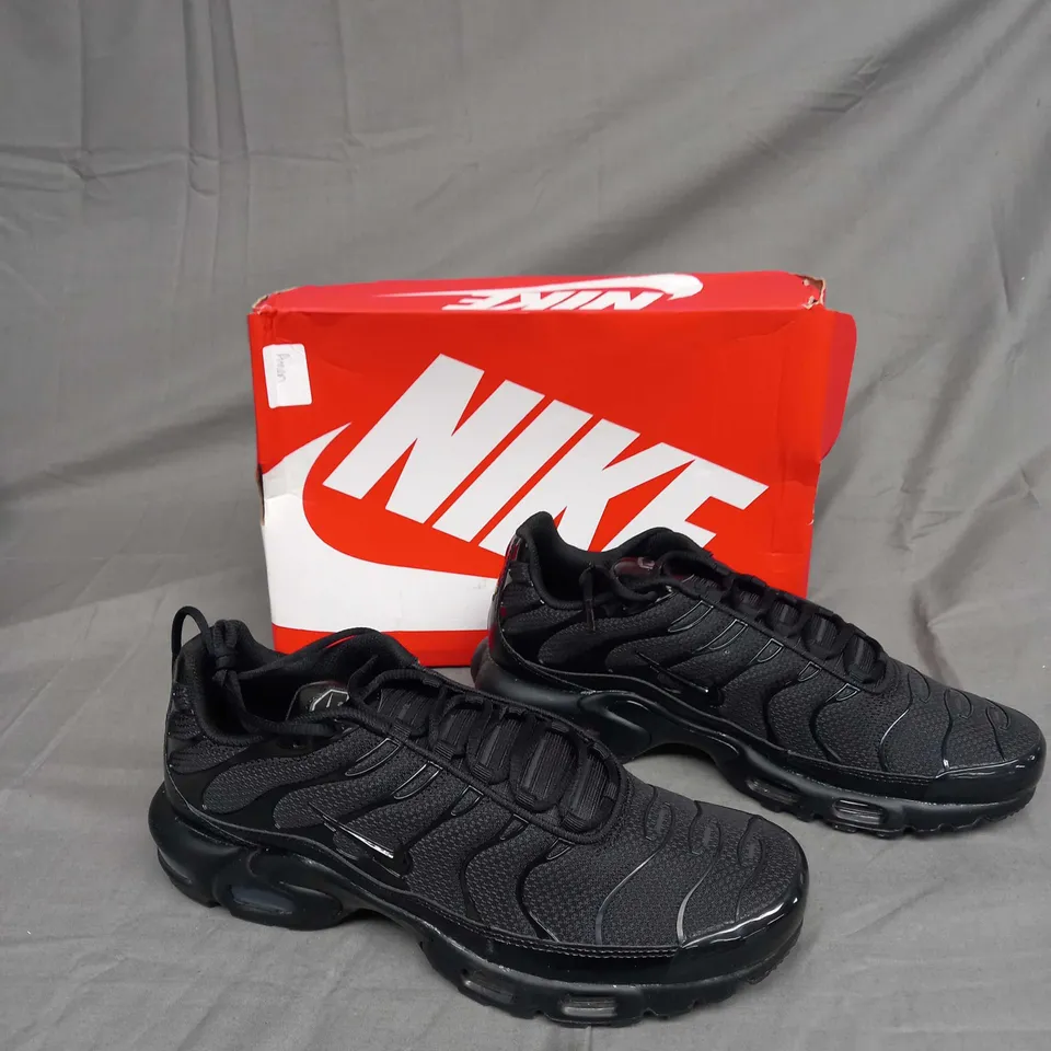 BOXED PAIR OF NIKE TN AIR IN BLACK SIZE 10