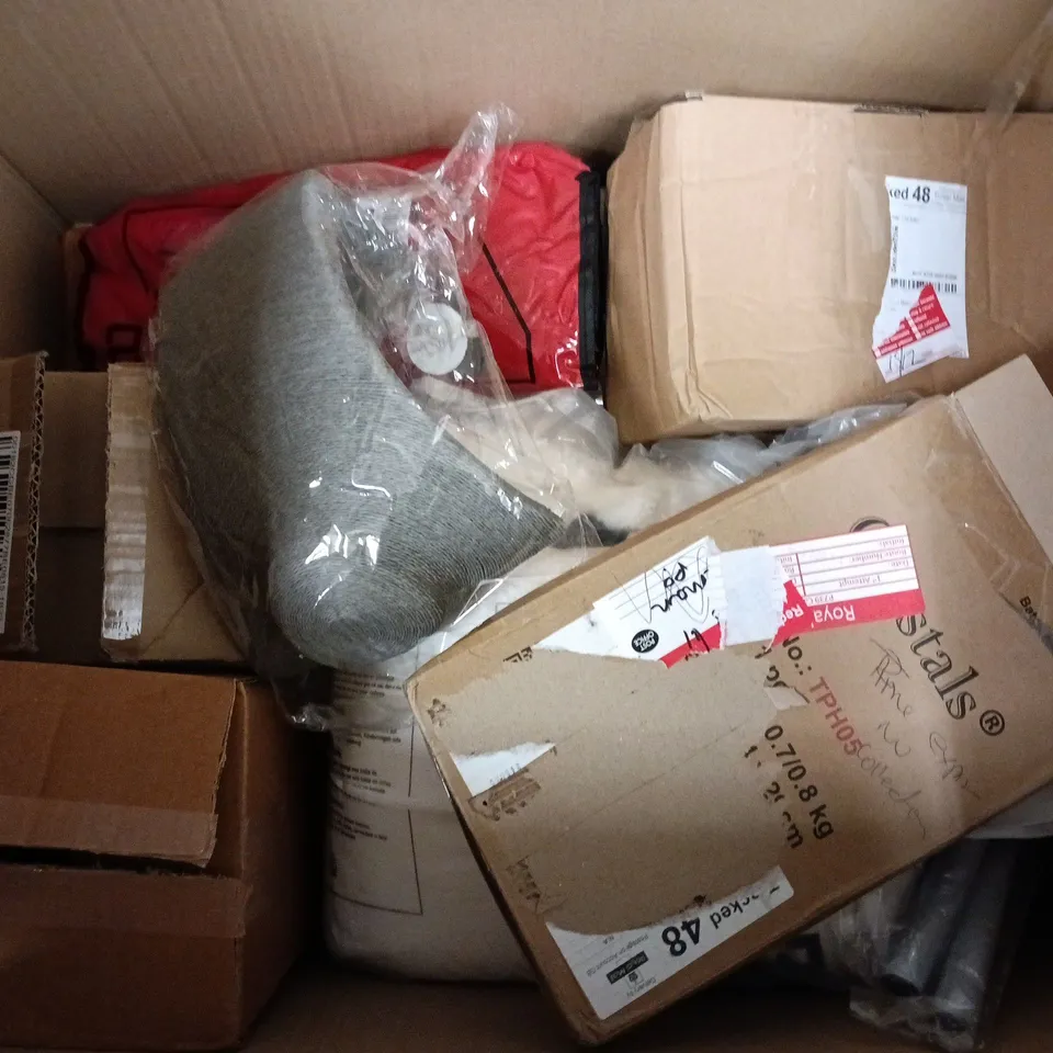 BOX OF APPROXIMATELY 15 ASSORTED HOUSEHOLD ITEMS TO INCLUDE BLANKETS, GOALKEEPER GLOVES AND DESK LAMP