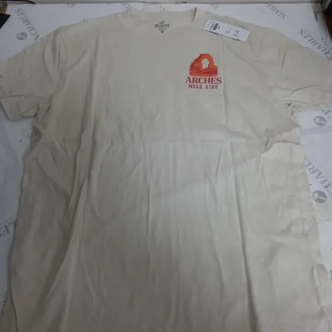 HOLLISTER ARCHES T-SHIRT IN CREAM - LARGE