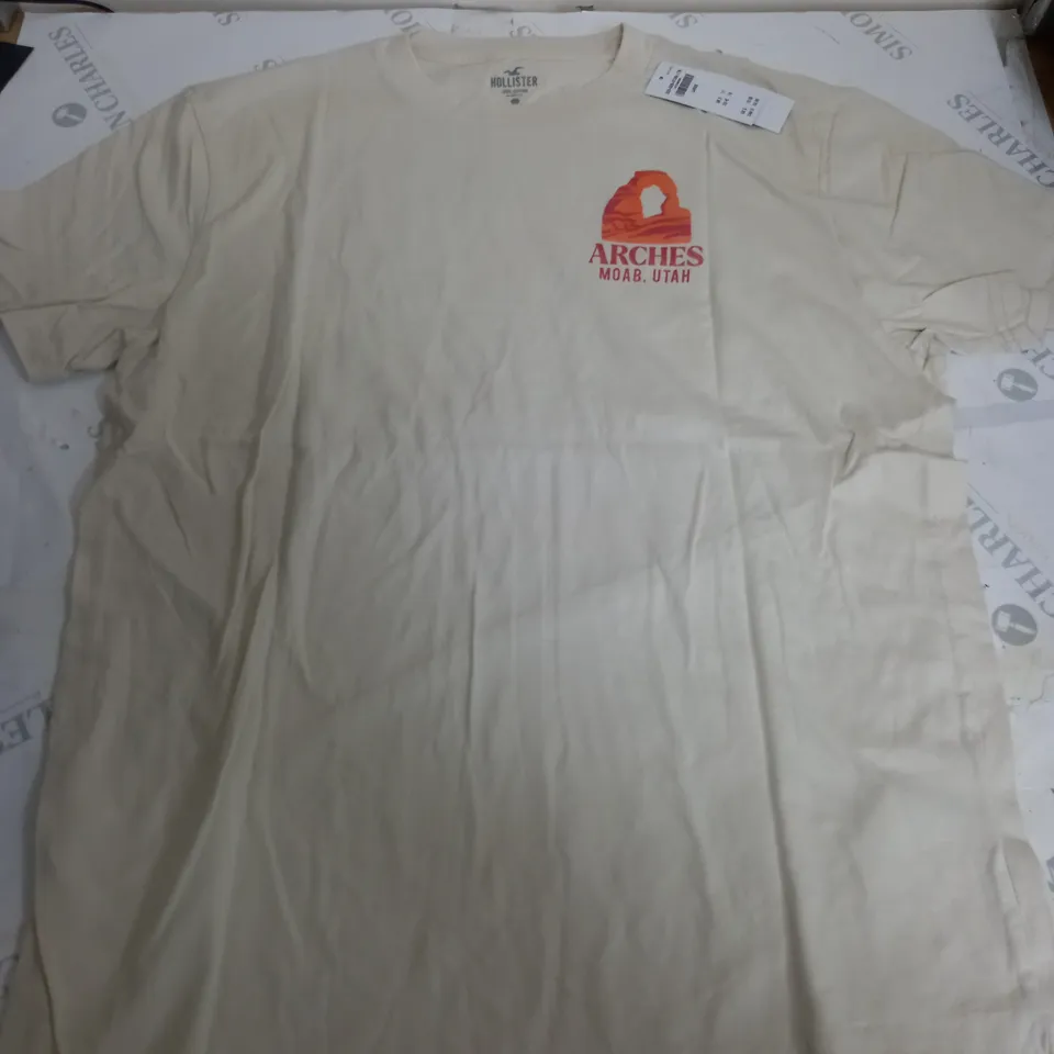 HOLLISTER ARCHES T-SHIRT IN CREAM - LARGE