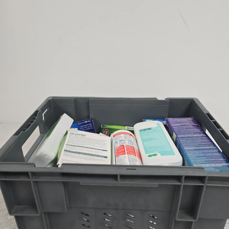 TOTE OF APPROXIMATELY 10 ASSORTED ITEMS INCLUDING NICORETTE INVISIPATCH, NICOTINELL 24 HOUR PATCH AND AO SEPT HYDRA GLYDE
