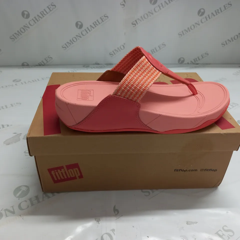 BOXED PAIR OF FITFLOP WALKSTAR TOE POST SANDALS IN SUNSHINE CORAL - UK 6