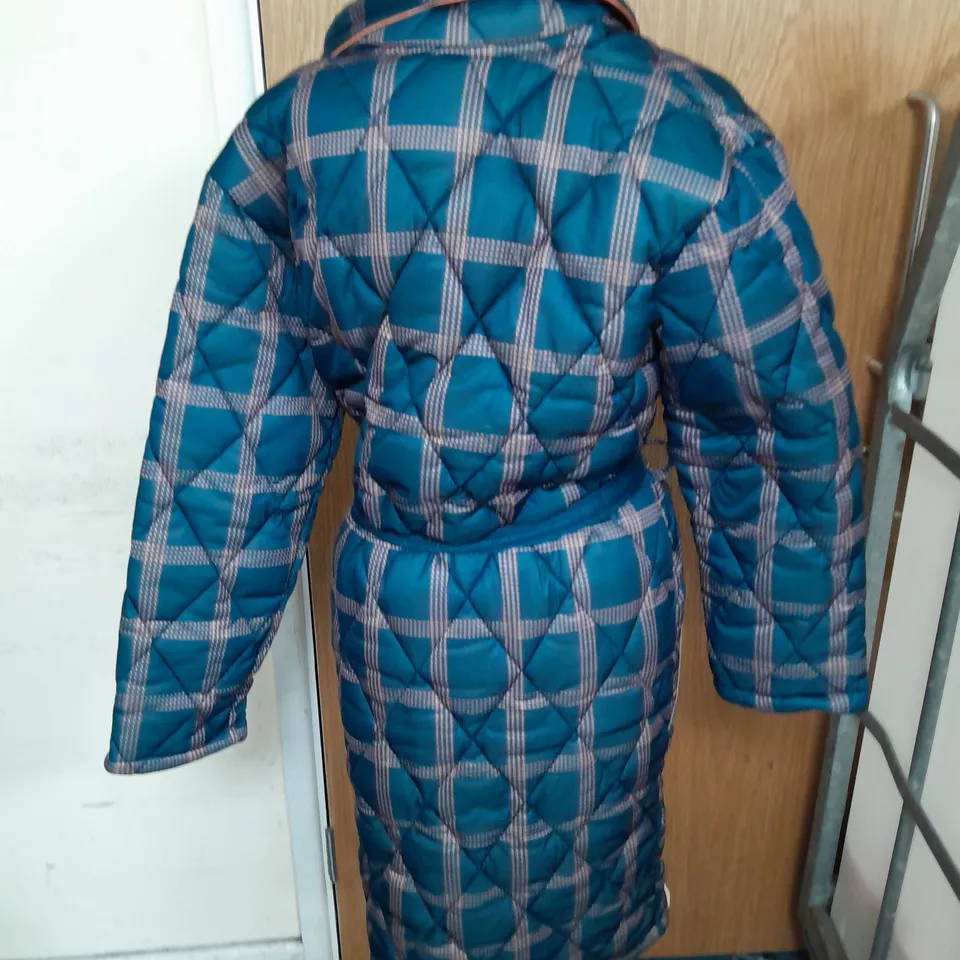 UNBRANDED PADDED DRESSING GOWN IN BLUE AND ORANGE PATTERN SIZE L