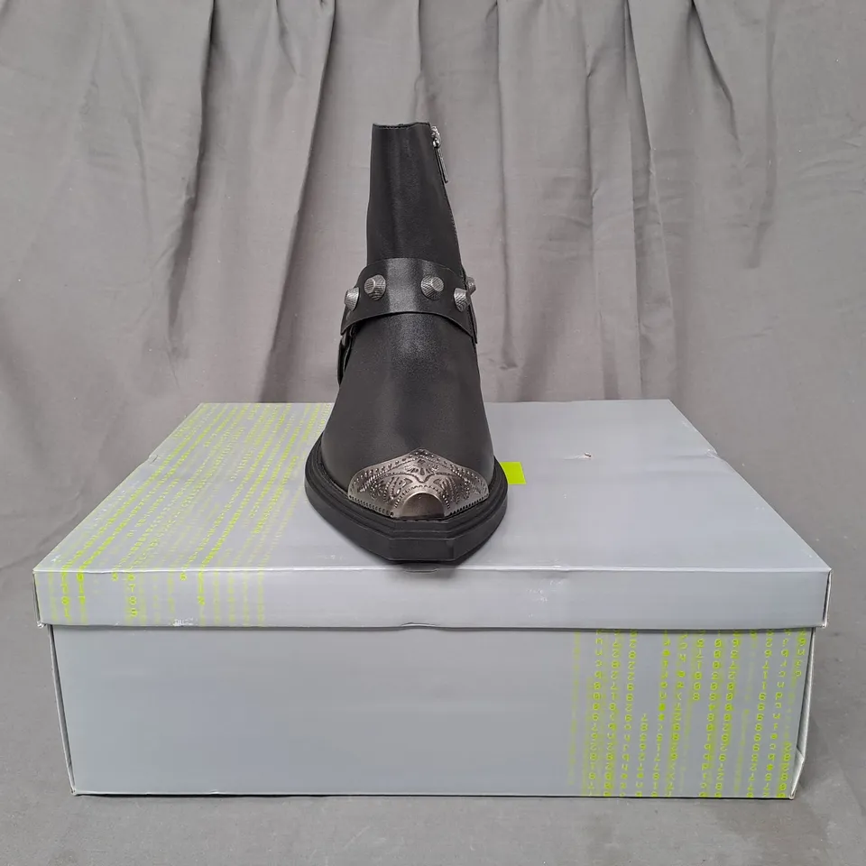 BOXED PAIR OF KOI SOUL RENDER COWBOY BOOTS IN BLACK/SILVER EFFECT UK SIZE 7