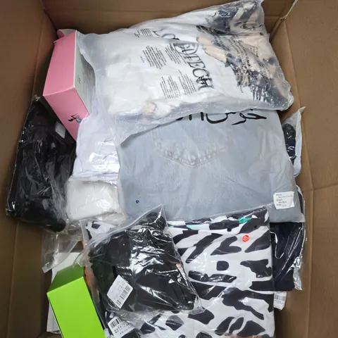 APPROXIMATELY 30 ASSORTED CLOTHING ITEMS IN VARIOUS SIZES, STYLES & COLOURS - COLLECTION ONLY