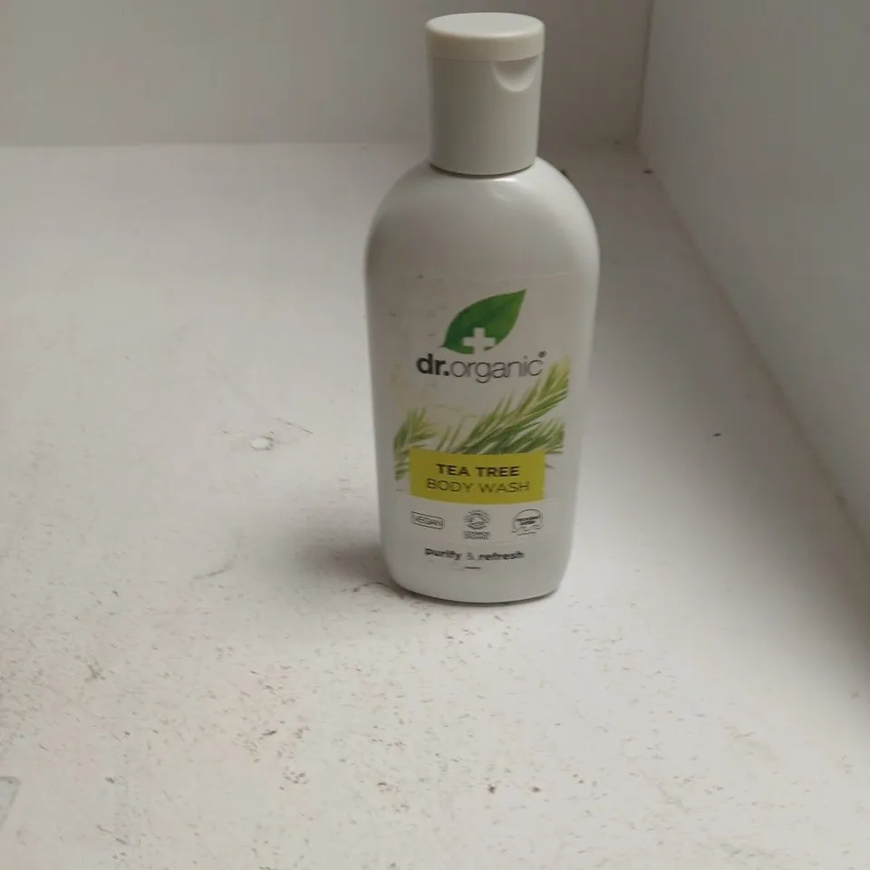 TOTE OF APPROXIMATELY 20 ASSORTED COSMETICS TO INCLUDE: DR ORGANIC TEA TREE BODY WASH