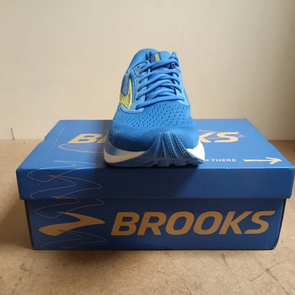 BOXED PAIR OF BROOKS ADRENALINE GTS 24 TRAINERS IN COBALT/NEON YELLOW SIZE UK 9.5