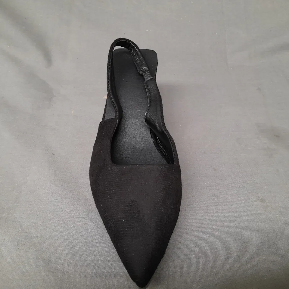 BOXED PAIR OF DESIGNER CLOSED TOE LOW HEEL SHOES IN BLACK EU SIZE 40
