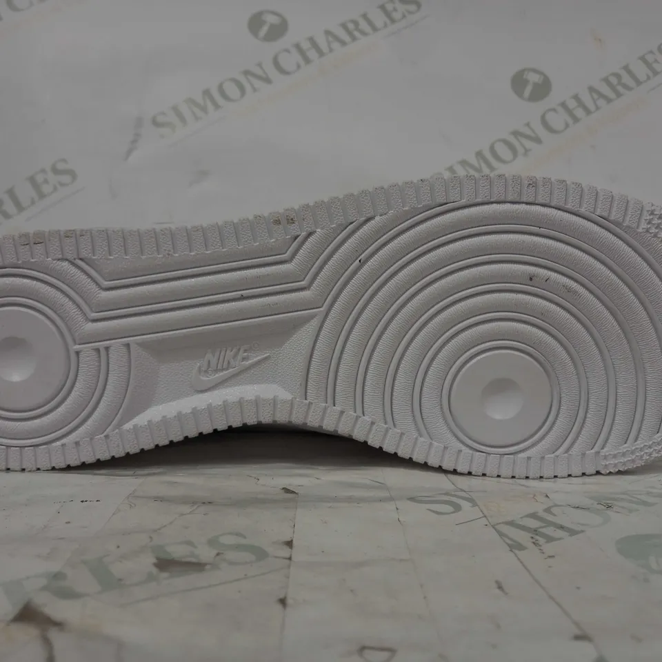 BOXED PAIR OF NIKE AIR FORCE 1 SHOES IN WHITE UK SIZE 10