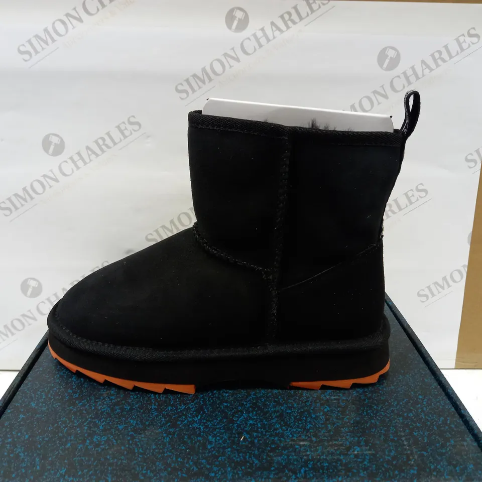 EMU AUSTRALIA SHARKY MINI BOOT - BLACK WITH ORANGE SOLE SIZE 5