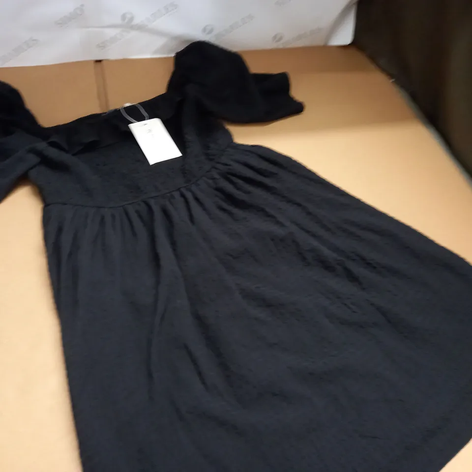 IN THE STYLE TEXTURED FRILL DETAIL SHIFT DRESS - UK 14